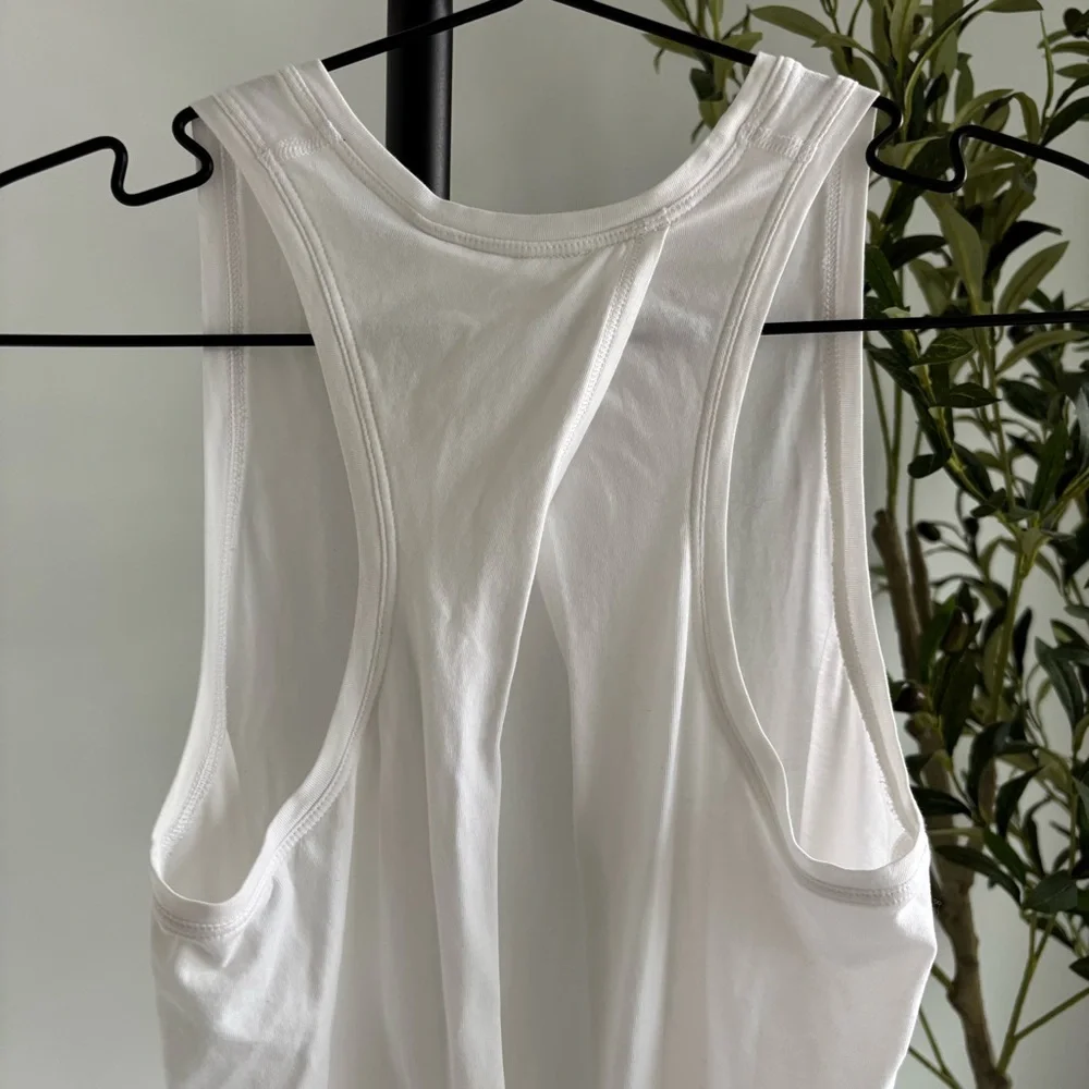 • [Lululemon] Open Back Tank • - Picture 5 of 7